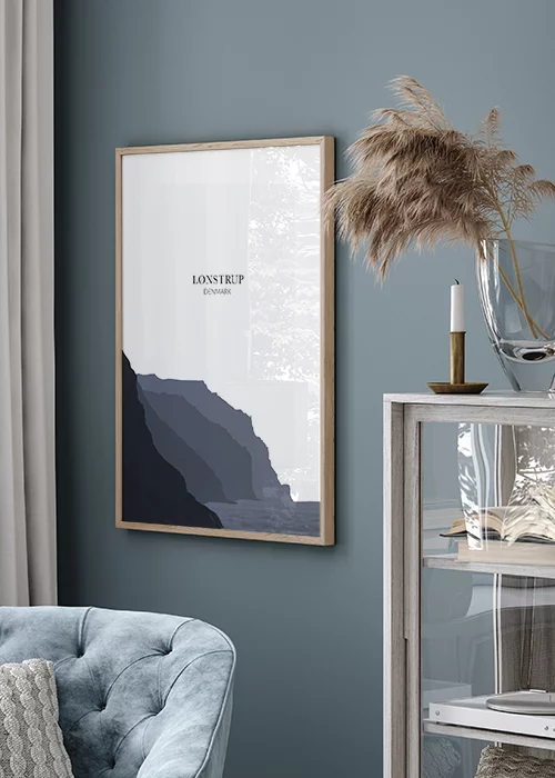 Poster mit grafischer Darstellung der Steilküste von Loenstrup, Dänemark, in blau-grau über einem Sofa hängend