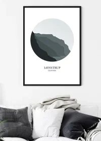 Poster mit grafischer Darstellung der Steilküste von Loenstrup, Dänemark, im Kreis in grau über einem Sofa hängend
