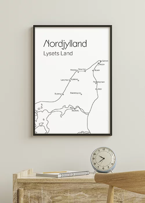 Poster in weiß-schwarz mit Karte von Nordjütland, Dänemark, über einer Kommode hängend