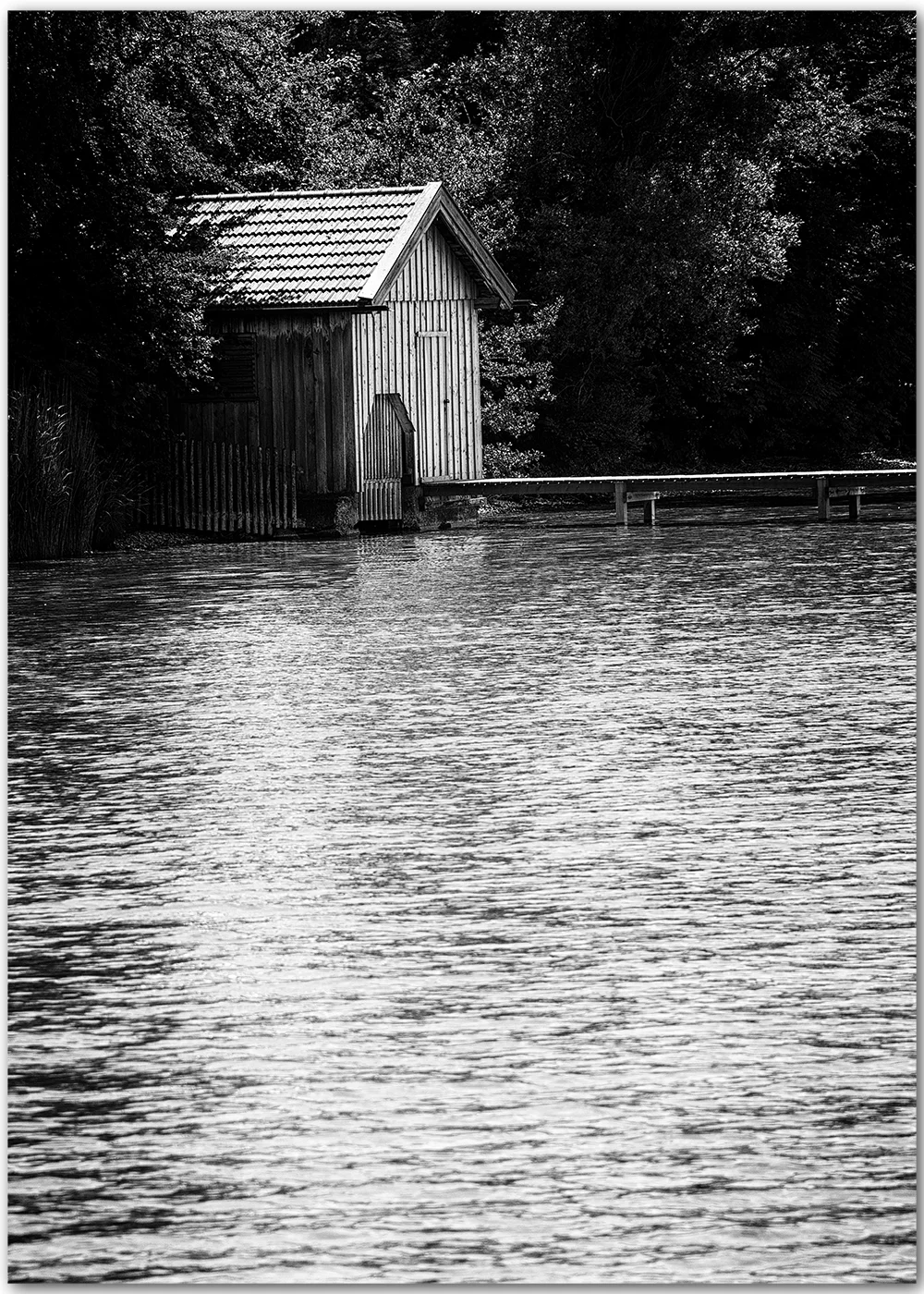 Poster mit einem alten Bootshaus an einem See in schwarz-weiß Poster mit einem alten Bootshaus an einem See in schwarz-weiß