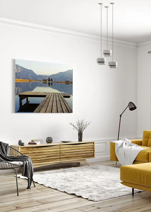 Poster mit Holzsteg am Eichsee in Bayern an einer Wohnzimmerwand hängend