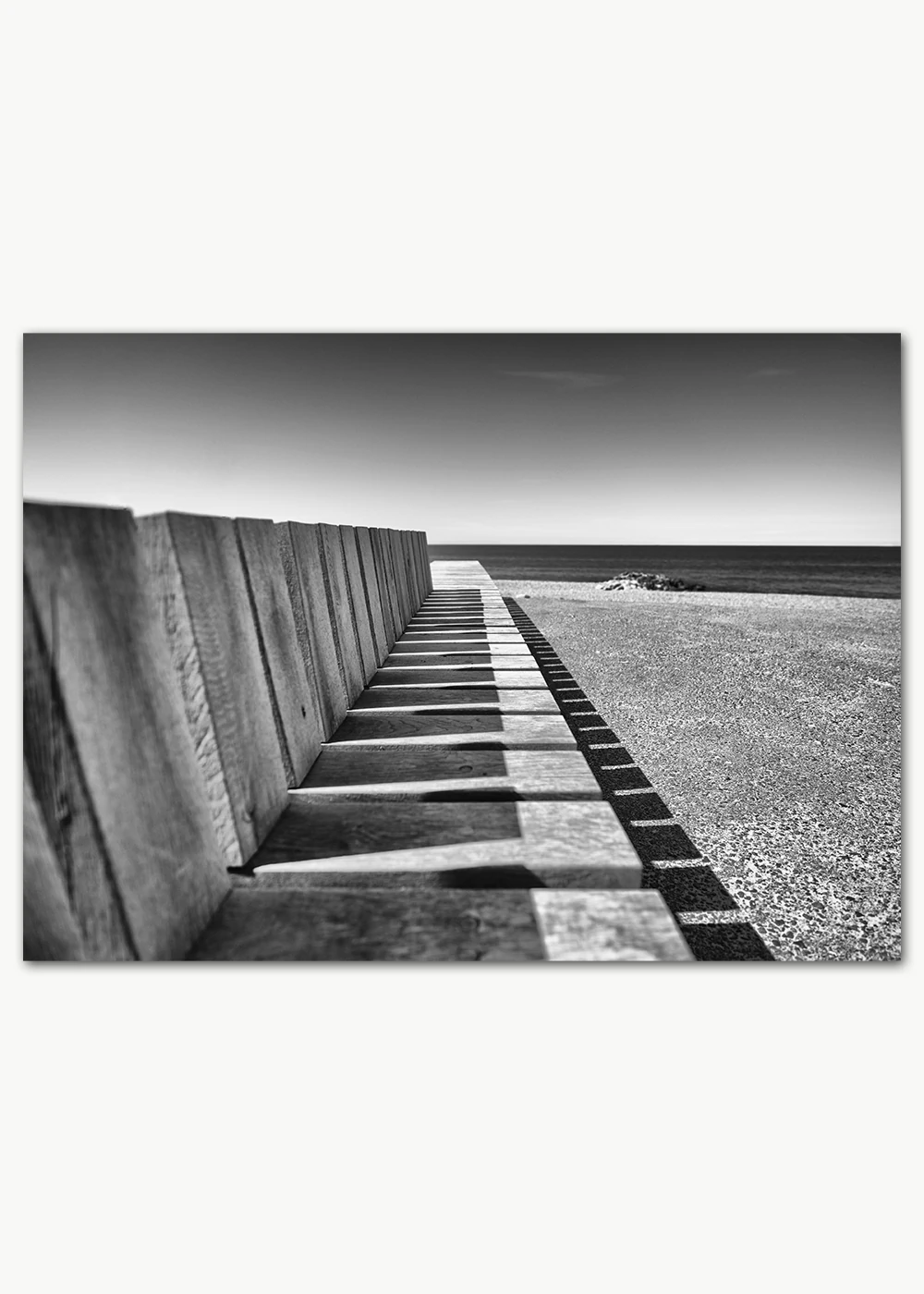 Poster mit einer Bank am Meer in schwarz-weiß Poster mit einer Bank am Meer in schwarz-weiß