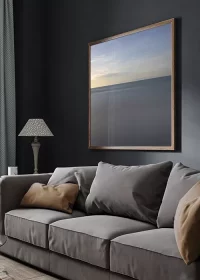Poster mit abstrakter Darstellung von blauem Meer und Himmel über einem Sofa hängend