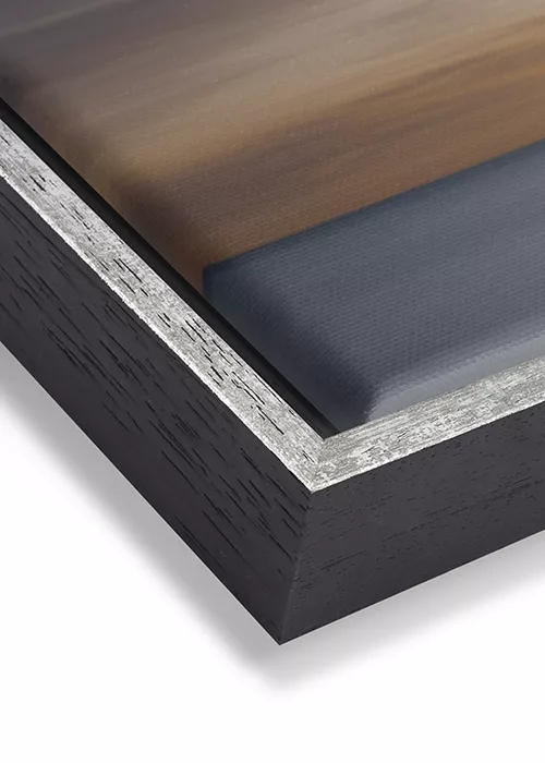 Wandbild mit einem Sonnenkegel auf dem Meer auf Leinwand mit einem schwarz-silbernen Rahmen Wandbild mit einem Sonnenkegel auf dem Meer auf Leinwand mit einem schwarz-silbernen Rahmen