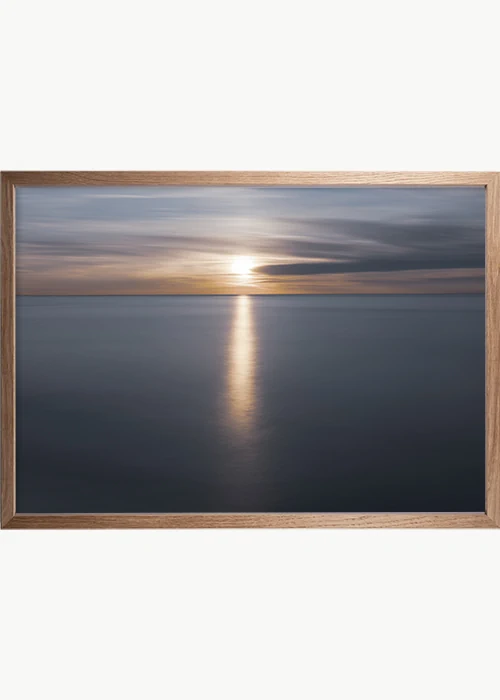 Poster mit einem Sonnenkegel auf dem Meer in einem Eiche-Rahmen