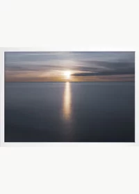 Poster mit einem Sonnenkegel auf dem Meer in einem weißen Rahmen