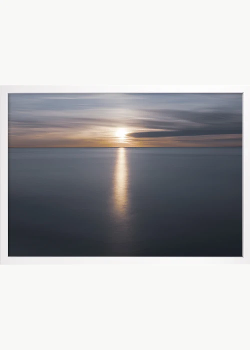 Poster mit einem Sonnenkegel auf dem Meer in einem weißen Rahmen