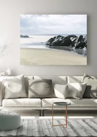 Poster mit Wellenbrecher aus Fels am Strand von Lønstrup/Dänemark über einem Sofa hängend
