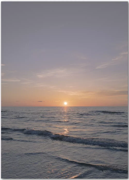 Poster mit untergehender Sonne über dem Meer