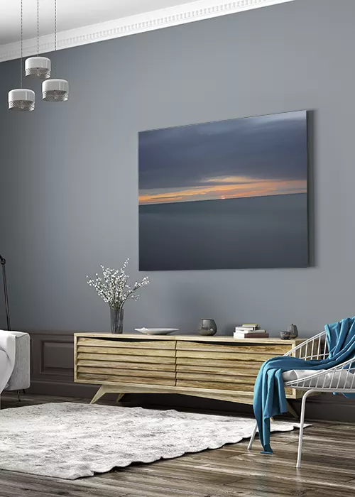 Poster mit schönem Abendhimmel über dem Meer an einer Wohnzimmerwand hängend