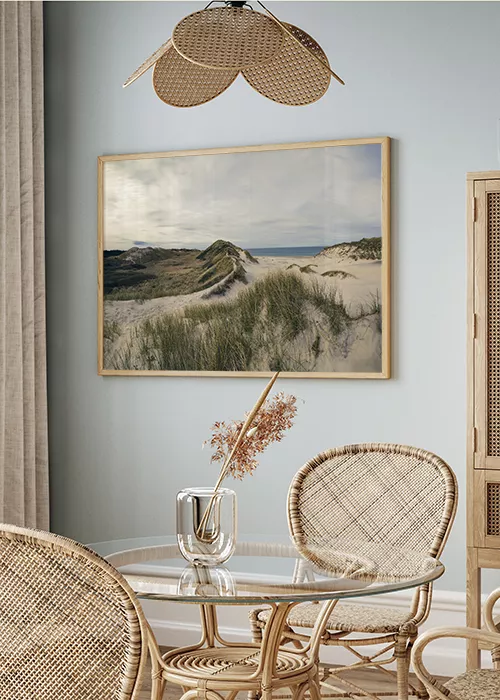Poster mit einer wunderschönen Dünenlandschaft und dem Meer im Hintergrund in einem Esszimmer hängend