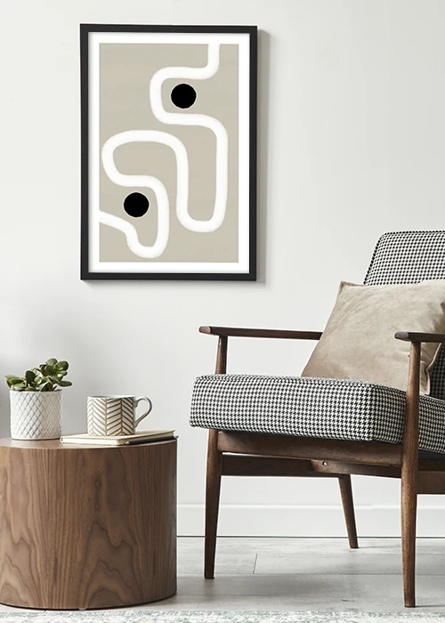 Poster mit Linie und Punkten als minimalistische Grafik in Handmade-Optik in einer Sitzecke hängend