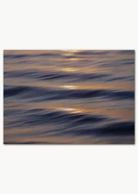 Poster mit Wellen auf dem Meer in der goldenen Abendsonne