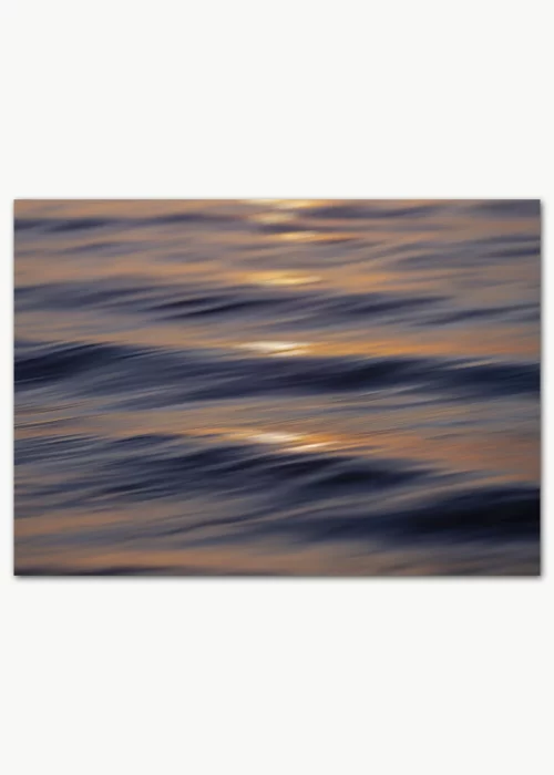 Poster mit Wellen auf dem Meer in der goldenen Abendsonne