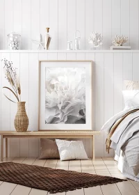 Poster mit einer weißen Pfingstrosenblüte in Großaufnahme in einem Schlafzimmer
