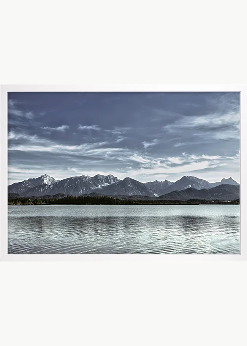Poster mit spektakulärem Blick über den Hopfensee auf die Allgäuer Alpen in einem weißen Rahmen
