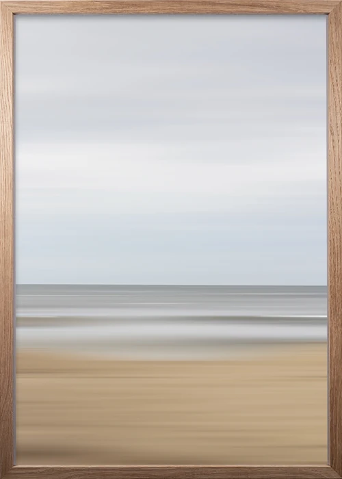 Poster mit abstrakter Darstellung von Strand, Meer und Himmel in einem Eiche-Rahmen