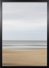 Poster mit abstrakter Darstellung von Strand, Meer und Himmel in einem schwarzen Rahmen