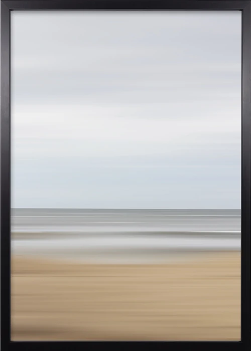 Poster mit abstrakter Darstellung von Strand, Meer und Himmel in einem schwarzen Rahmen