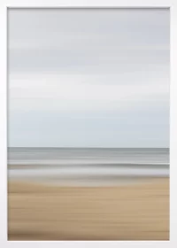 Poster mit abstrakter Darstellung von Strand, Meer und Himmel in einem weißen Rahmen Poster mit abstrakter Darstellung von Strand, Meer und Himmel in einem weißen Rahmen