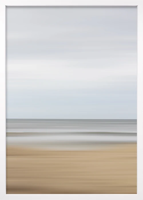 Poster mit abstrakter Darstellung von Strand, Meer und Himmel in einem weißen Rahmen Poster mit abstrakter Darstellung von Strand, Meer und Himmel in einem weißen Rahmen