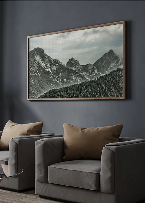 Poster mit Blick auf Berggipfel im Wettersteingebirge über einer Sitzgruppe hängend