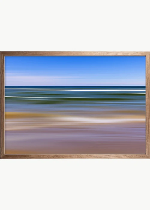 Poster mit abstrakter Darstellung von Strand und Meer unter einem blauen Himmel in einem Eiche-Rahmen