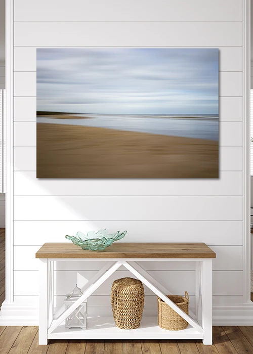 Poster mit Blick auf Strand, Meer und Himmel, abstrakt dargestellt an einer weißen Holzwand hängend