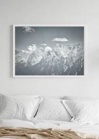 Poster mit Blick auf das Karwendelgebirge über einem Bett hängend