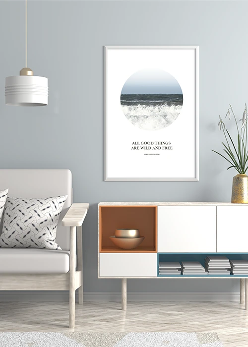 Poster mit Meer im Kreis und einem Zitat von Henry David Thoreau an einer Wohnzimmerwand