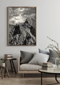 Poster mit Blick auf einen Berggrat im Karwendelgebirge über einer Sitzecke hängend