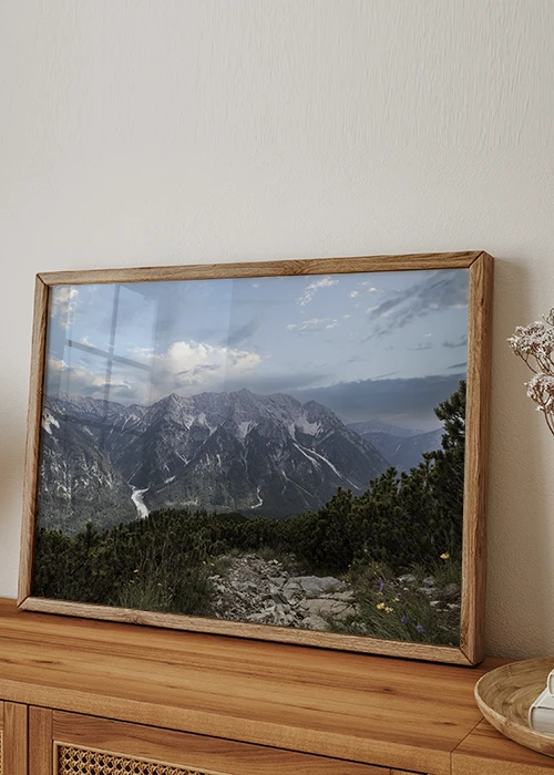 Poster der Geierköpfe in den Ammergauer Alpen auf einer Holzkommode stehend an die Wand gelehnt