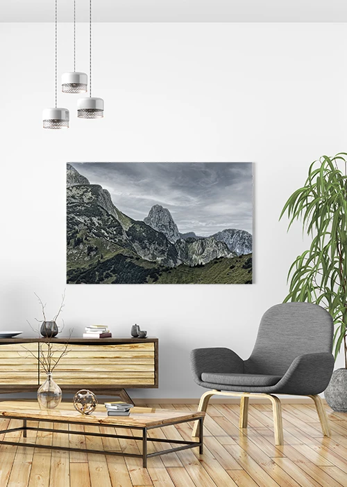 Poster mit Blick auf den Geiselstein in den Ammergauer Alpen über einem Sideboard hängend