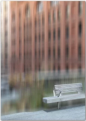 Poster in verwischter Optik mit einer Sitzbank im Highline Park New York