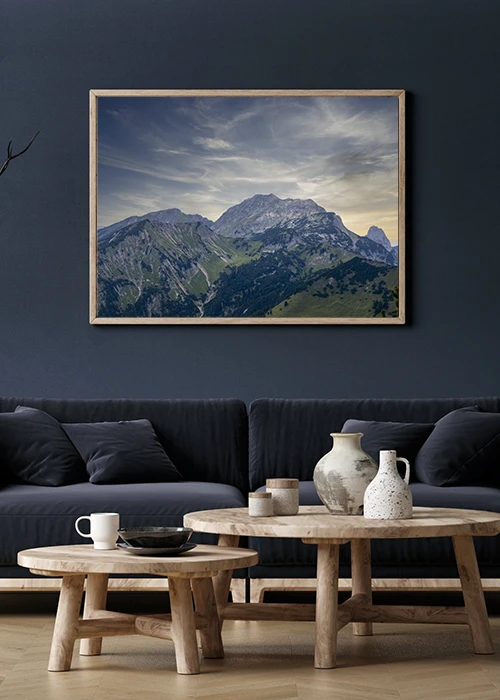 Poster mit Blick auf die Hochplatte im Ammergebirge unter einem spektakulärem Himmel über einem Sofa hängend