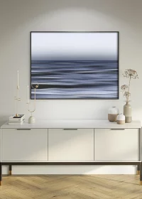 Poster mit abstrakter Darstellung von weich ineinanderfließenden Wellen über einem Sideboard hängend