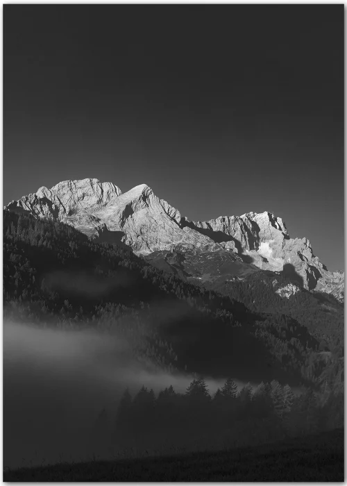 Poster mit Berggipfeln in zeitlosem Schwarz-Weiß