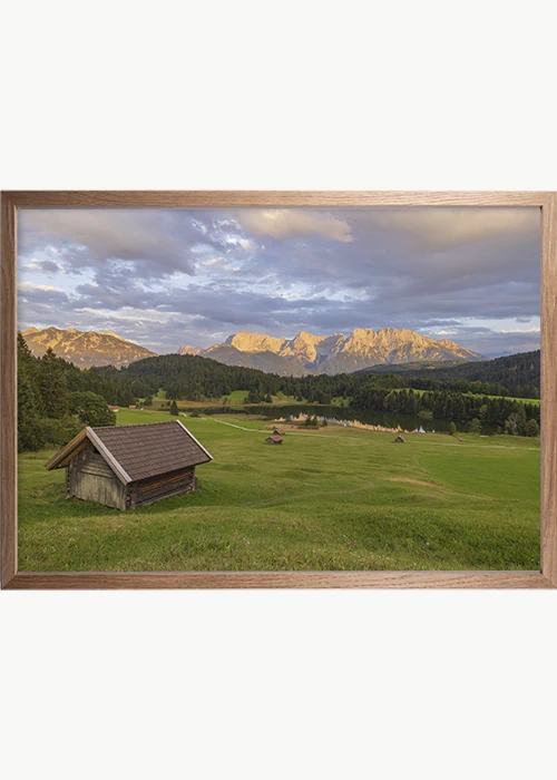 Poster mit Blick über den Geroldsee auf den Karwendel im Hintergrund mit einem Eiche-Rahmen