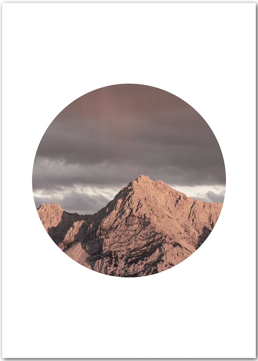 Poster mit in der Sonne leuchtenden Berggipfeln in einem Kreis