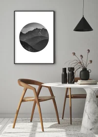 Poster mit stylisher Abbildung von Bergen in einem Kreis an einer Esszimmerwand hängend