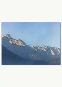 Poster mit in der Morgensonne leuchtenden Berggipfeln in blau-grauer Farbstimmung