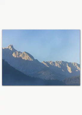 Leuchtende Berggipfel im Morgendunst | Bergeposter