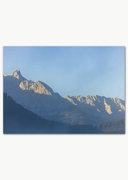 Poster mit in der Morgensonne leuchtenden Berggipfeln in blau-grauer Farbstimmung