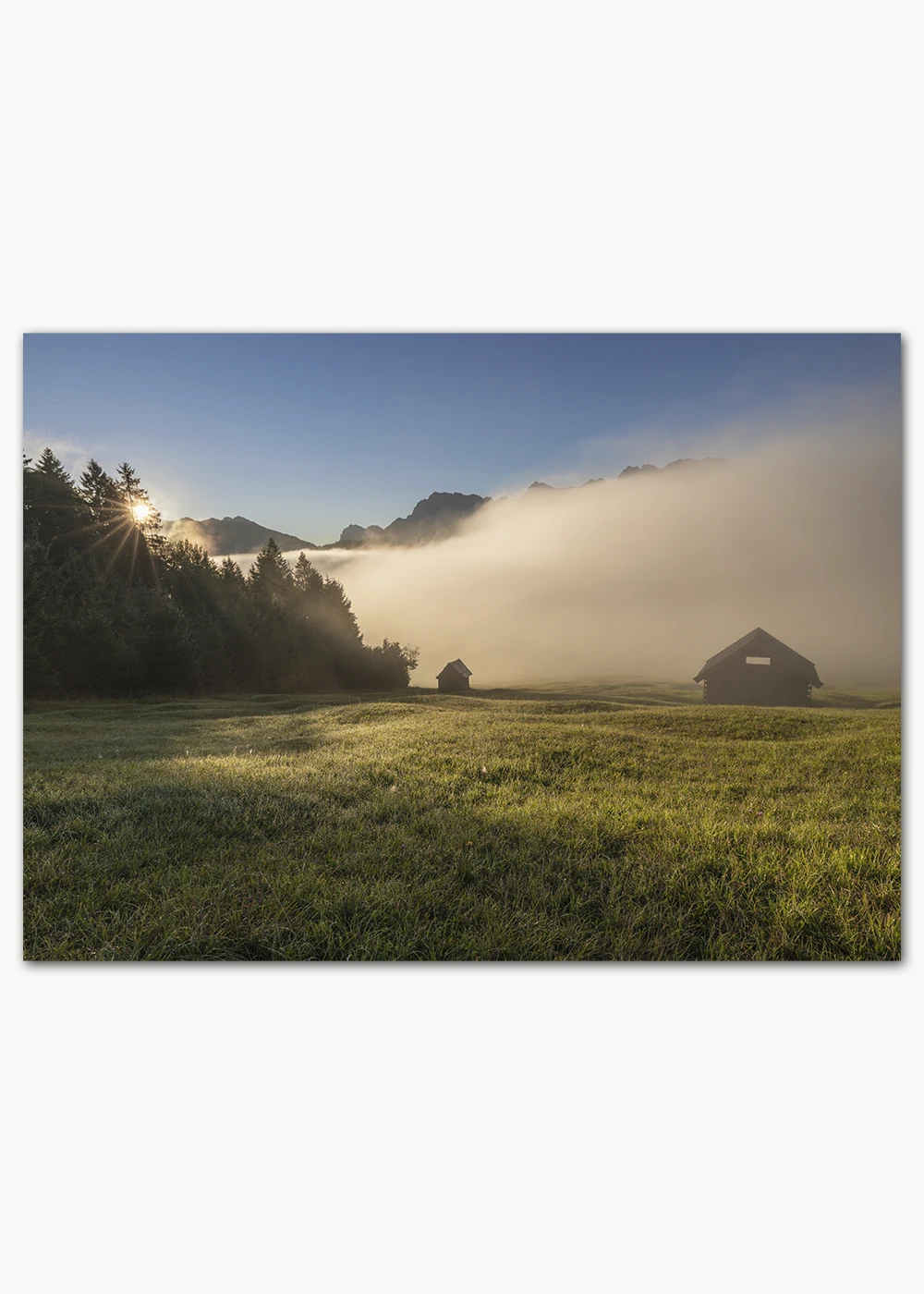 Poster im Sonnenaufgang mit Bodennebel vor den Bergen im Hintergrund Poster im Sonnenaufgang mit Bodennebel vor den Bergen im Hintergrund