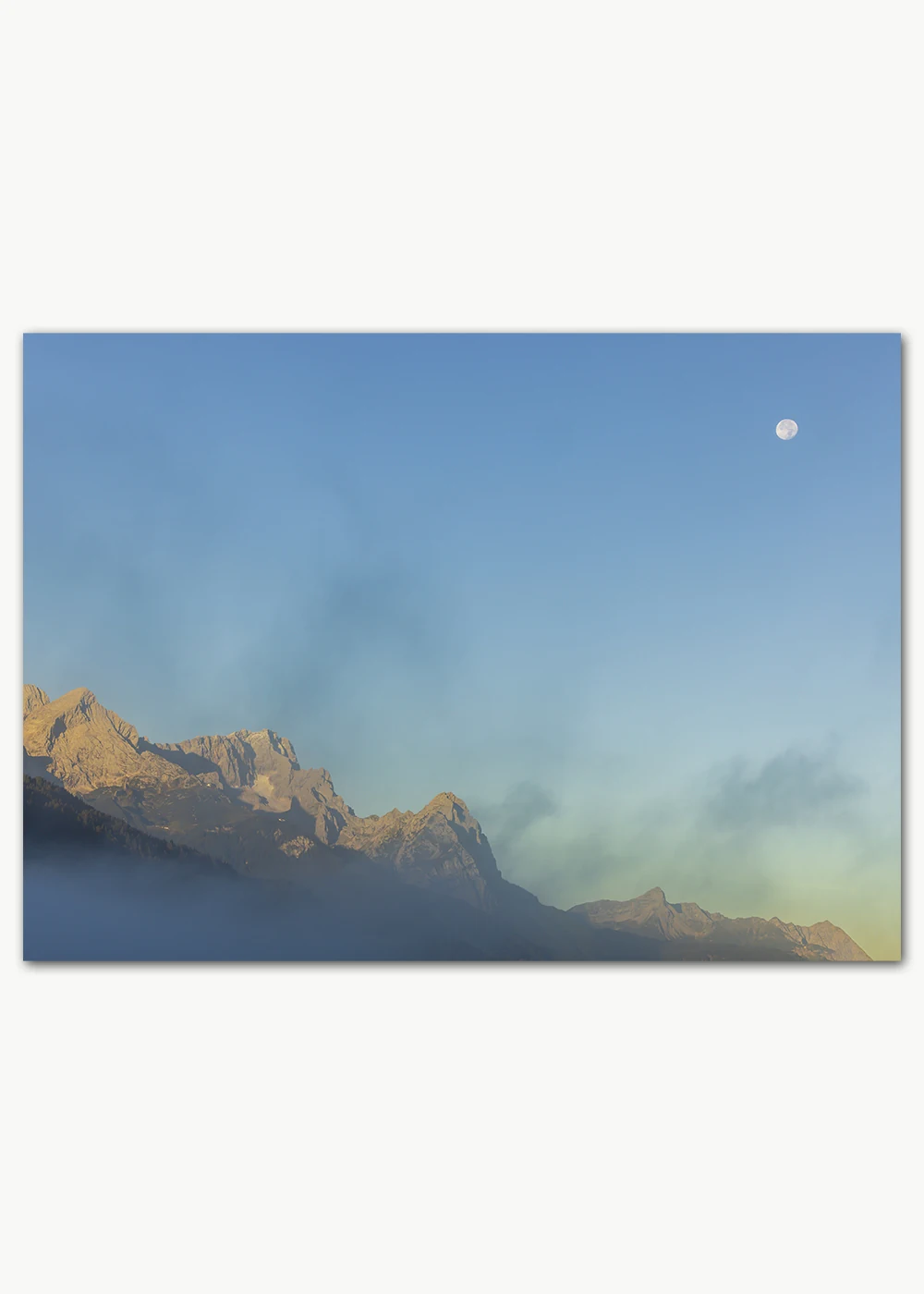 Poster mit Blick auf Berge im Sonnenaufgang und dem Mond an einem blauen Himmel Poster mit Blick auf Berge im Sonnenaufgang und dem Mond an einem blauen Himmel