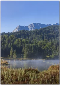Poster mit Blick über den Geroldsee im Morgennebel und Bergen im Hintergrund