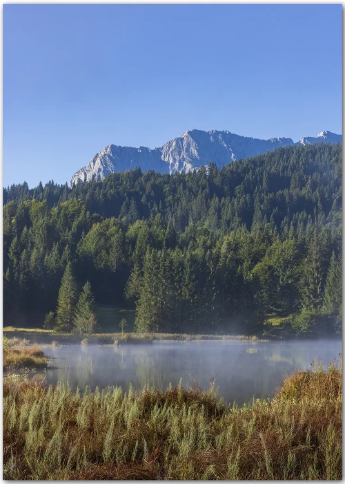 Poster mit Blick über den Geroldsee im Morgennebel und Bergen im Hintergrund