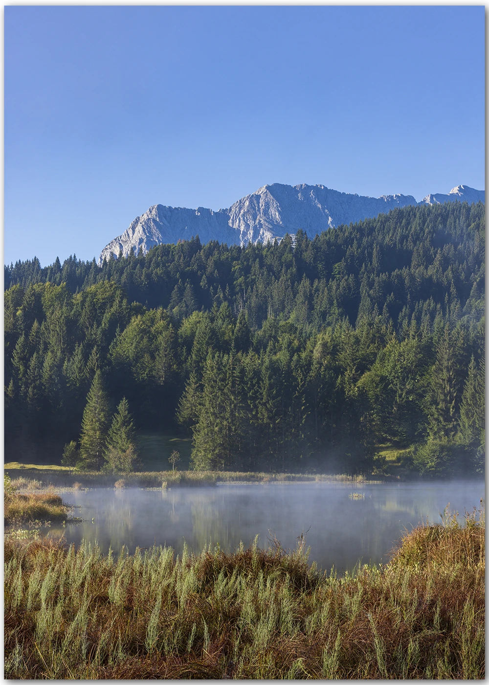 Poster mit Blick über den Geroldsee im Morgennebel und Bergen im Hintergrund Poster mit Blick über den Geroldsee im Morgennebel und Bergen im Hintergrund