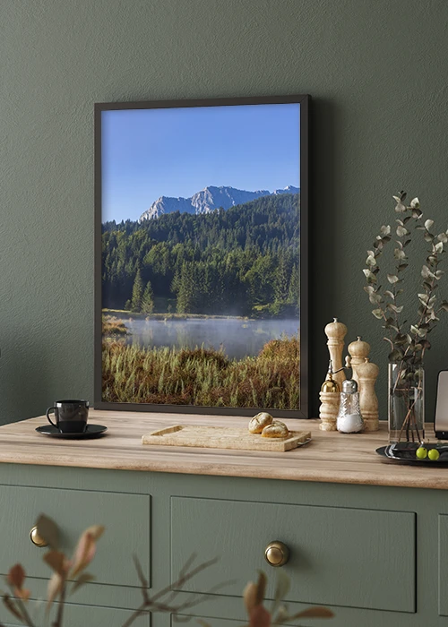 Poster mit Blick über den Geroldsee im Morgennebel und Bergen im Hintergrund auf einem Sideboard stehend