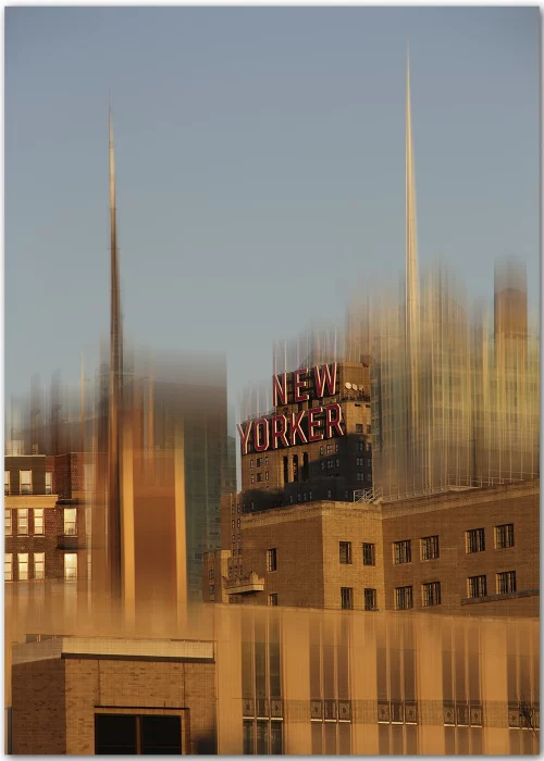 Poster mit dem Schriftzug des Hotel "New Yorker" in einer gewollten Unschärfe